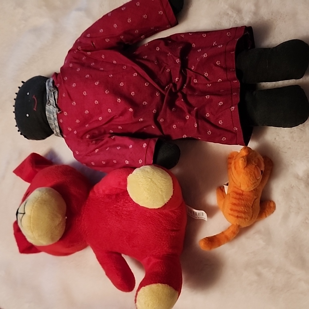 VINTAGE  ASSORTMENT OF  STUFFED TOYS / COLLECTIBLES.
